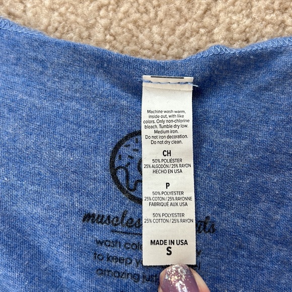 Muscles and donuts ‘kinda need to workout kinda wanna eat pizza’graphic tank top - Picture 3 of 7